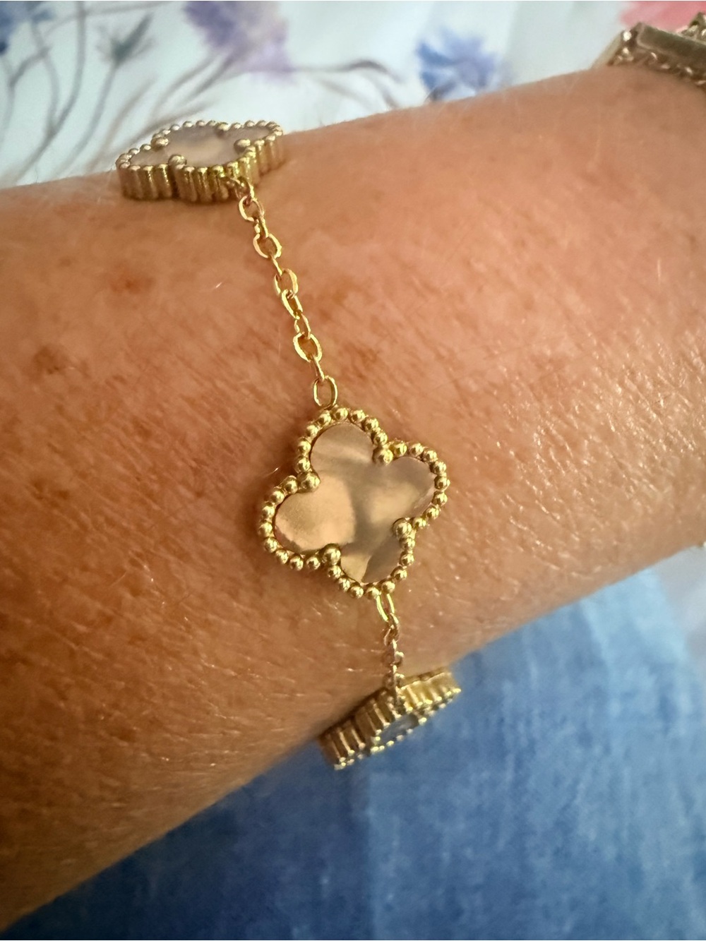 Gold Bead Clover Pendants Bracelet with Brown Inlay